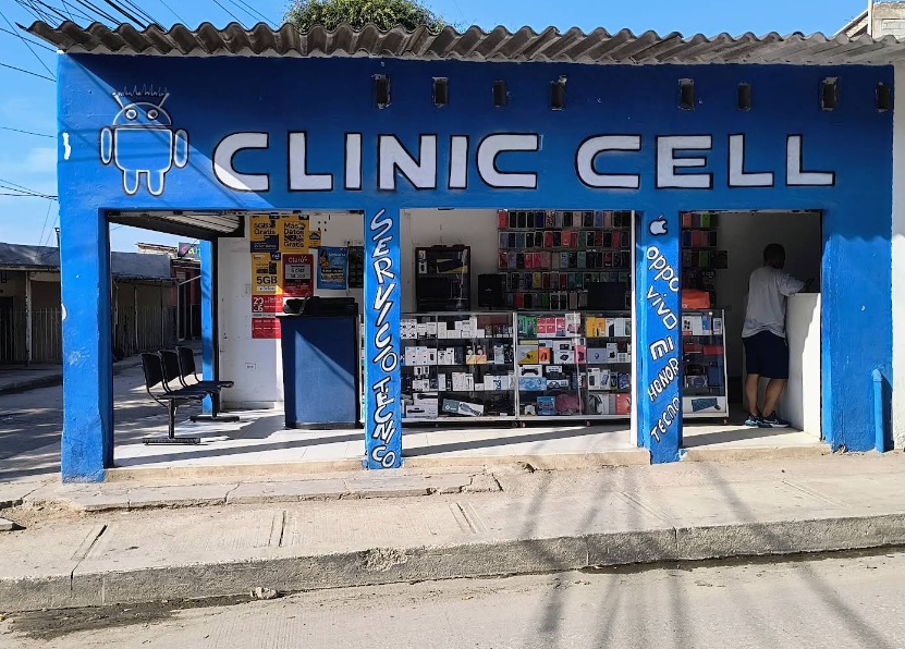 Fachada azul de Clinic Cell, taller de reparación de celulares y accesorios en el barrio La Paz, Santa Marta